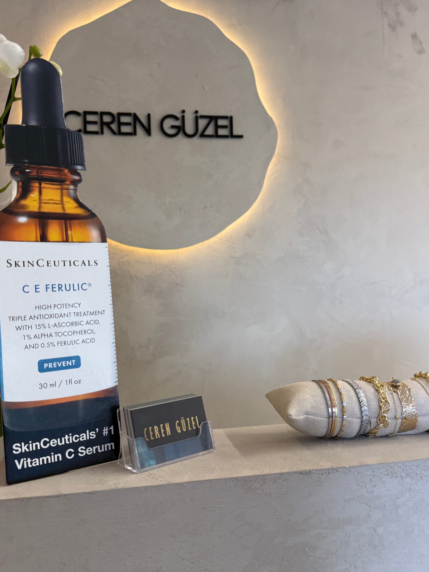 SkinCeuticals C E Ferulic voor de verlichte CEREN GÜZEL wand in de salon